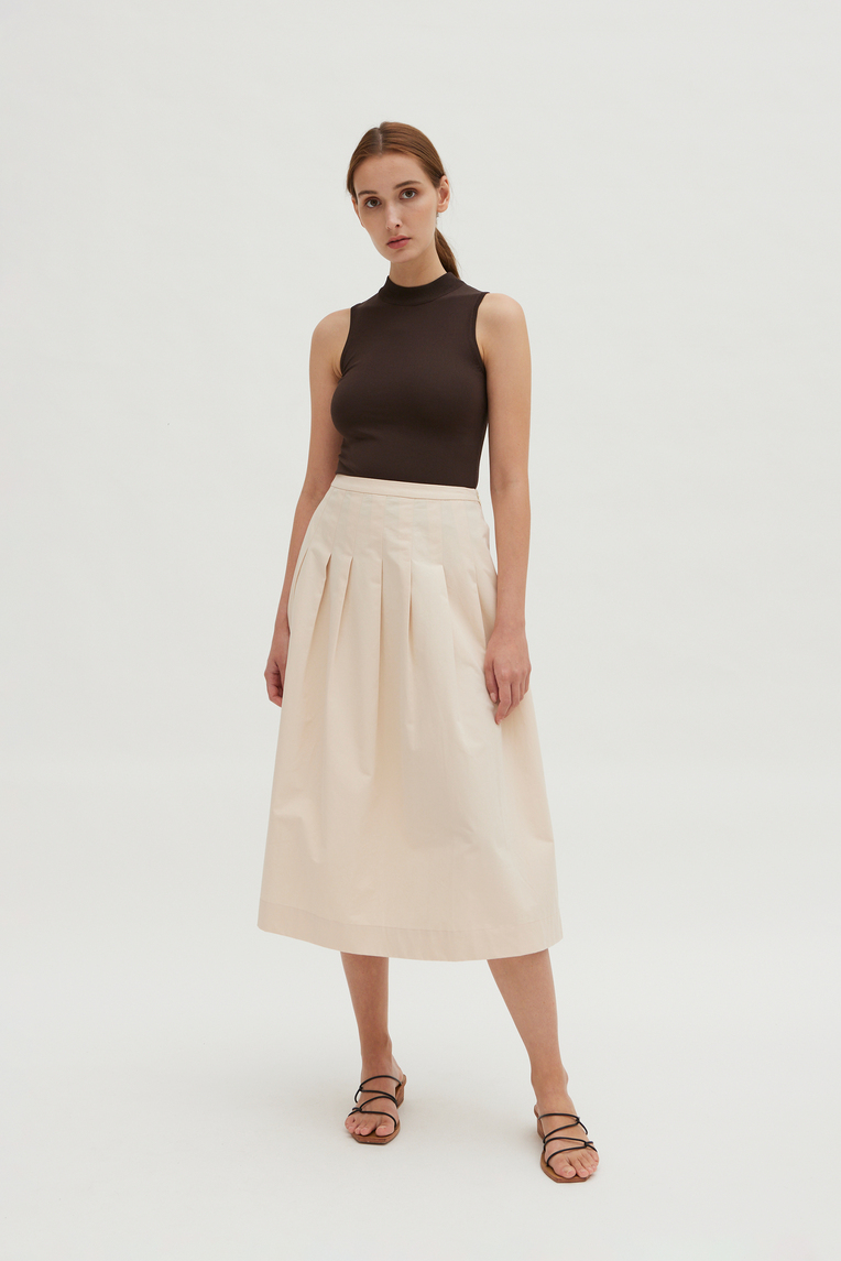 Sleeveless High-Neck Knit