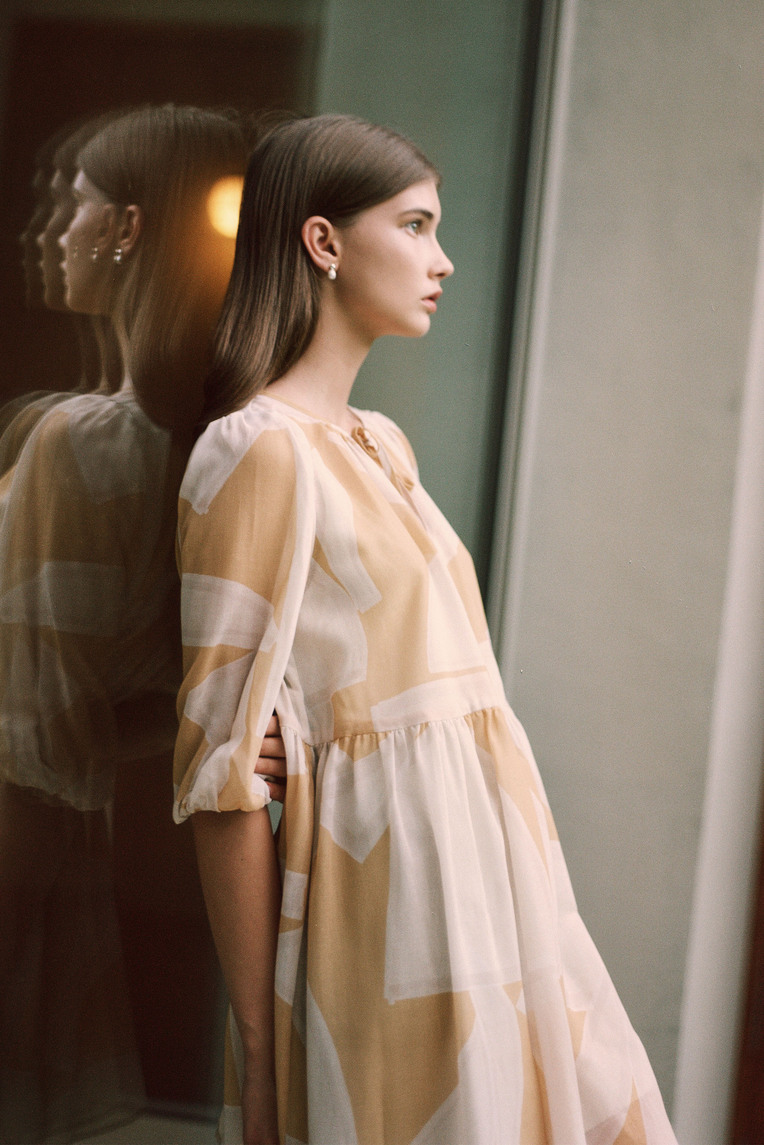 Dialogue Puff-Sleeve Shift Dress