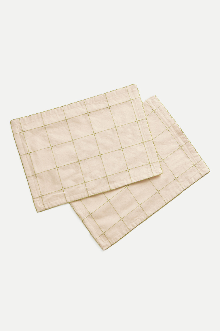 Scalloped-Edge Placemat Set