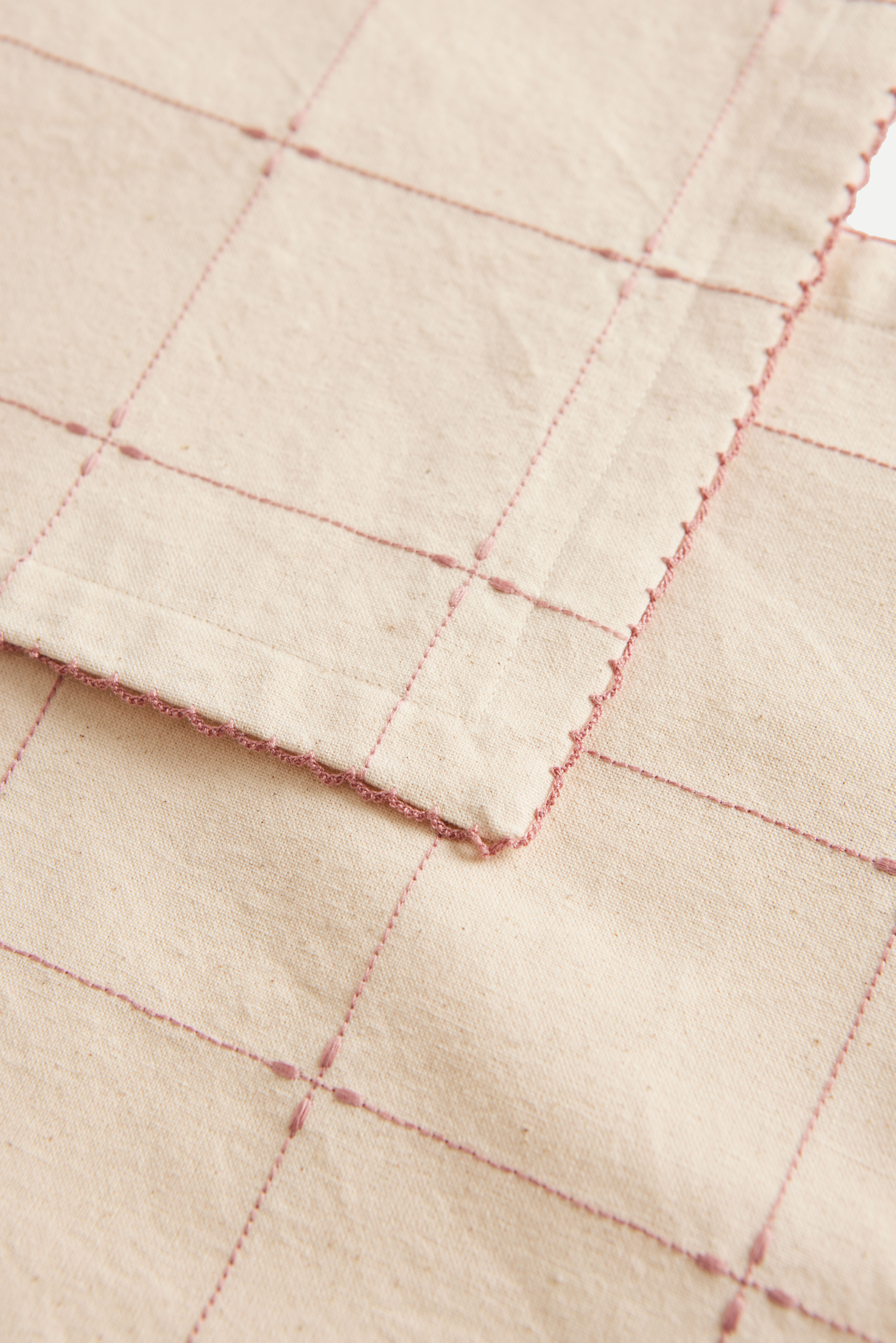 Scalloped-Edge Placemat Set
