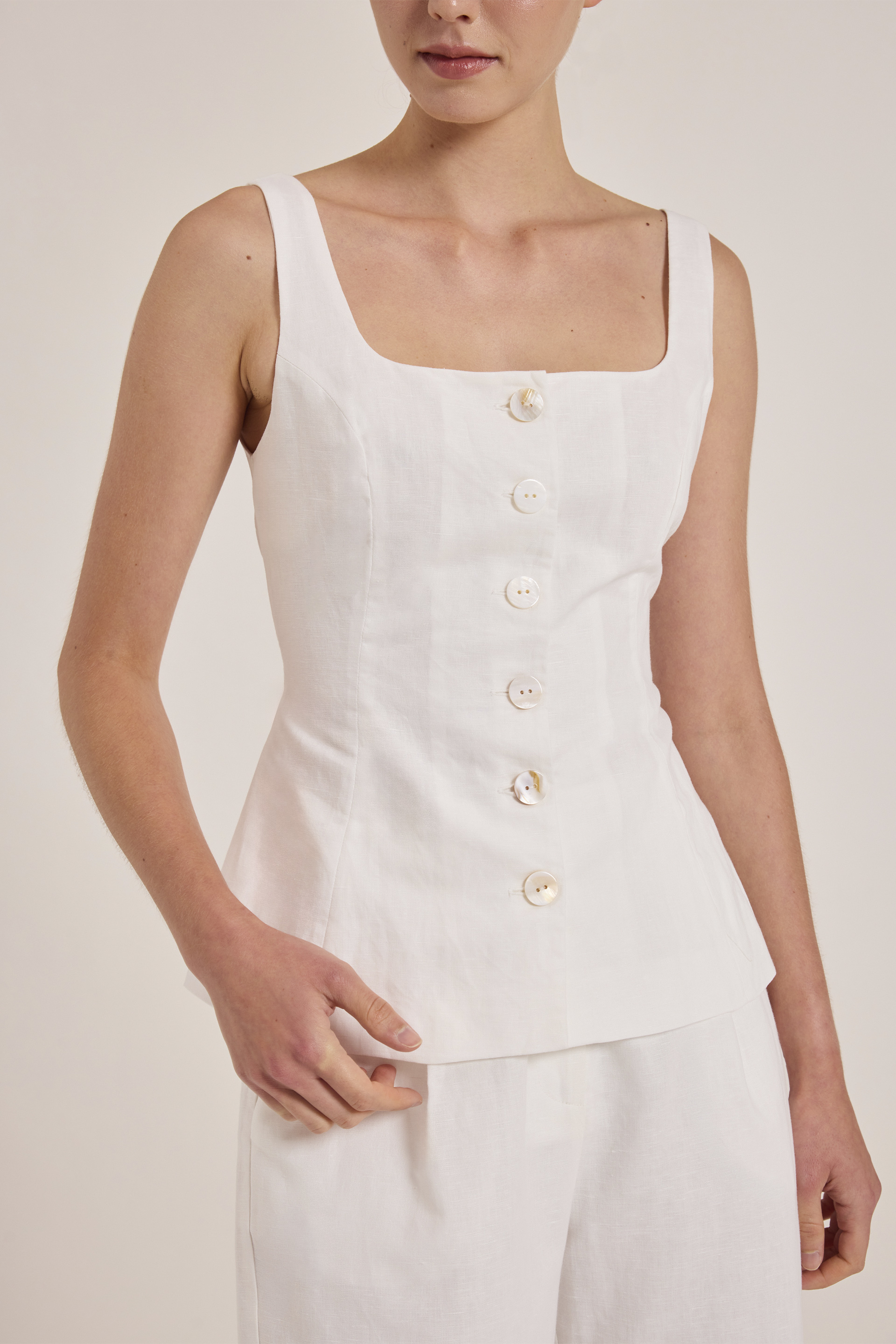 [Online Exclusive] Linen-Blend Button-Down Vest