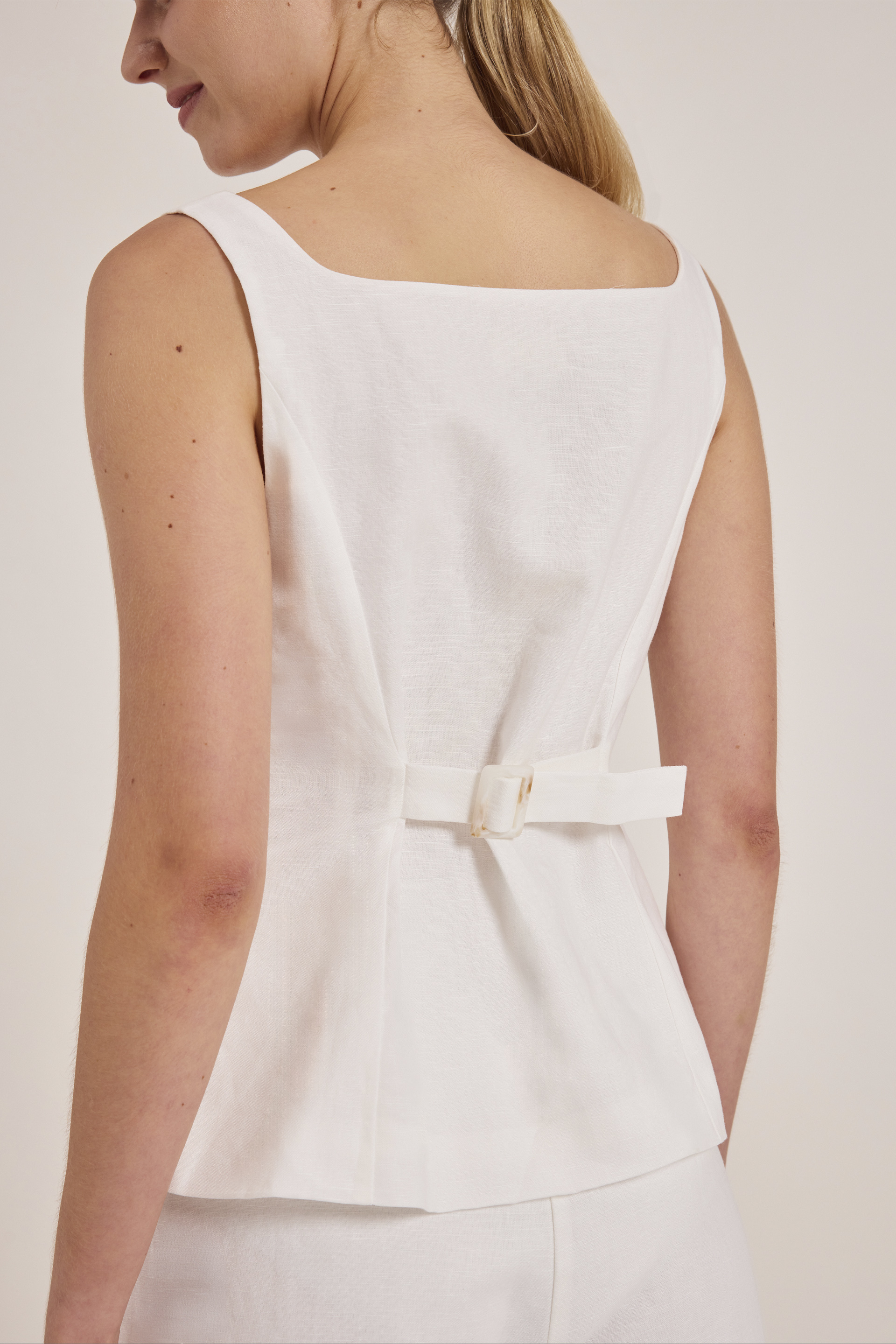 [Online Exclusive] Linen-Blend Button-Down Vest