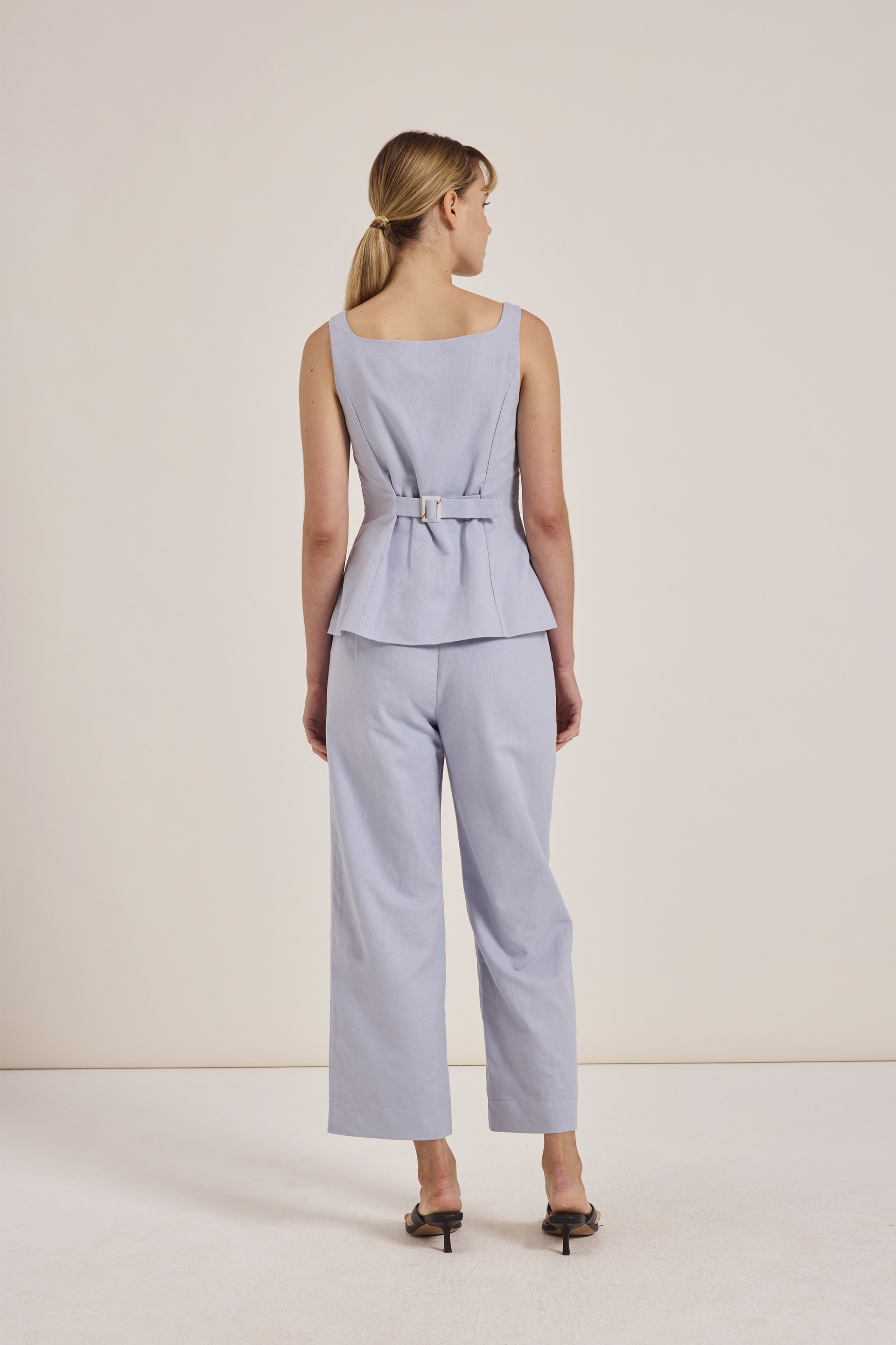 [Online Exclusive] Linen-Blend Button-Down Vest