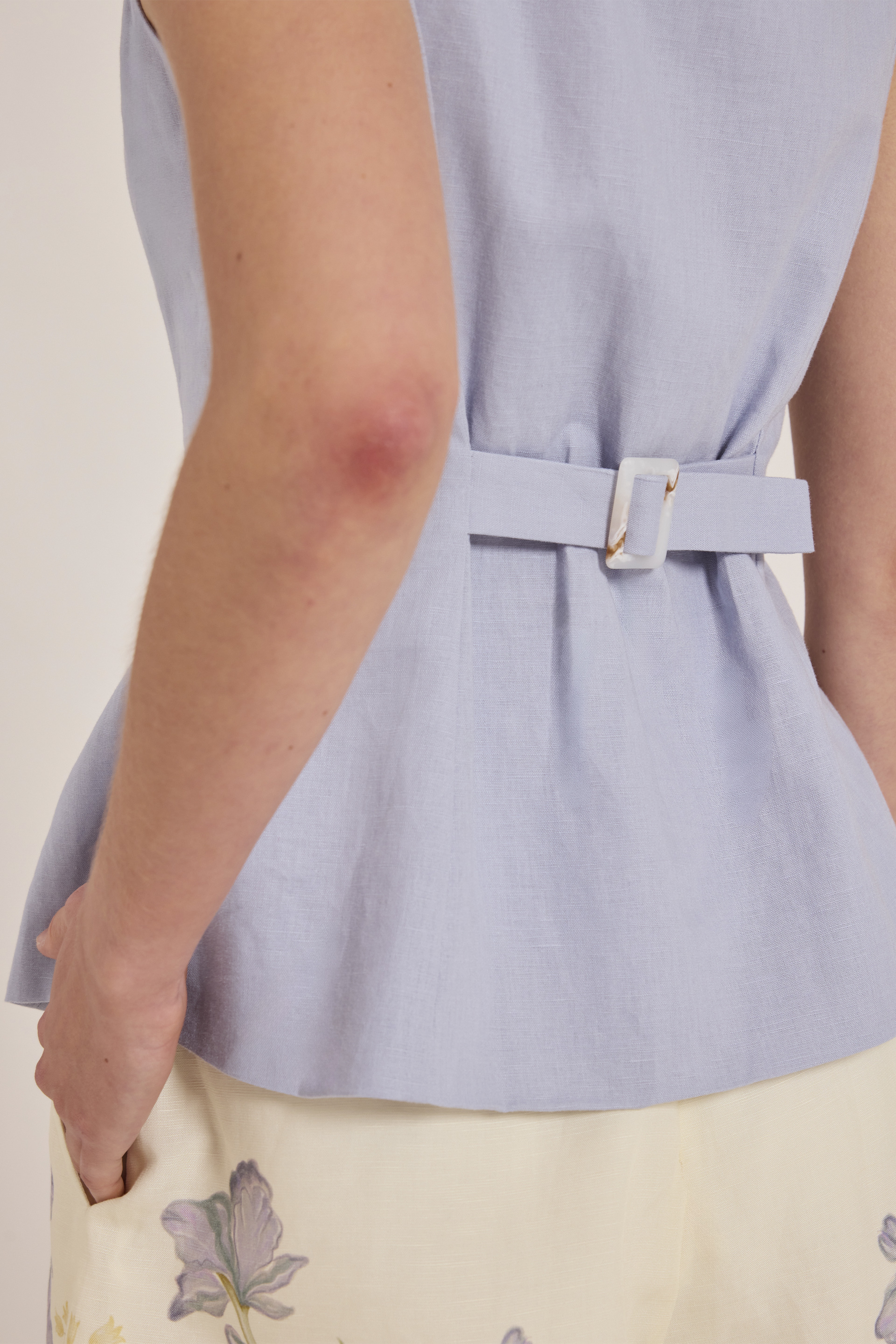 [Online Exclusive] Linen-Blend Button-Down Vest