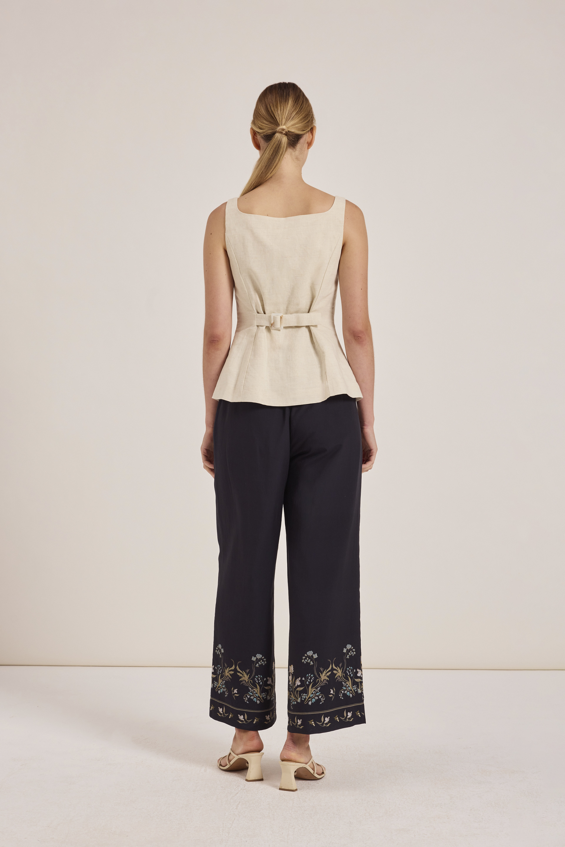 [Online Exclusive] Linen-Blend Button-Down Vest