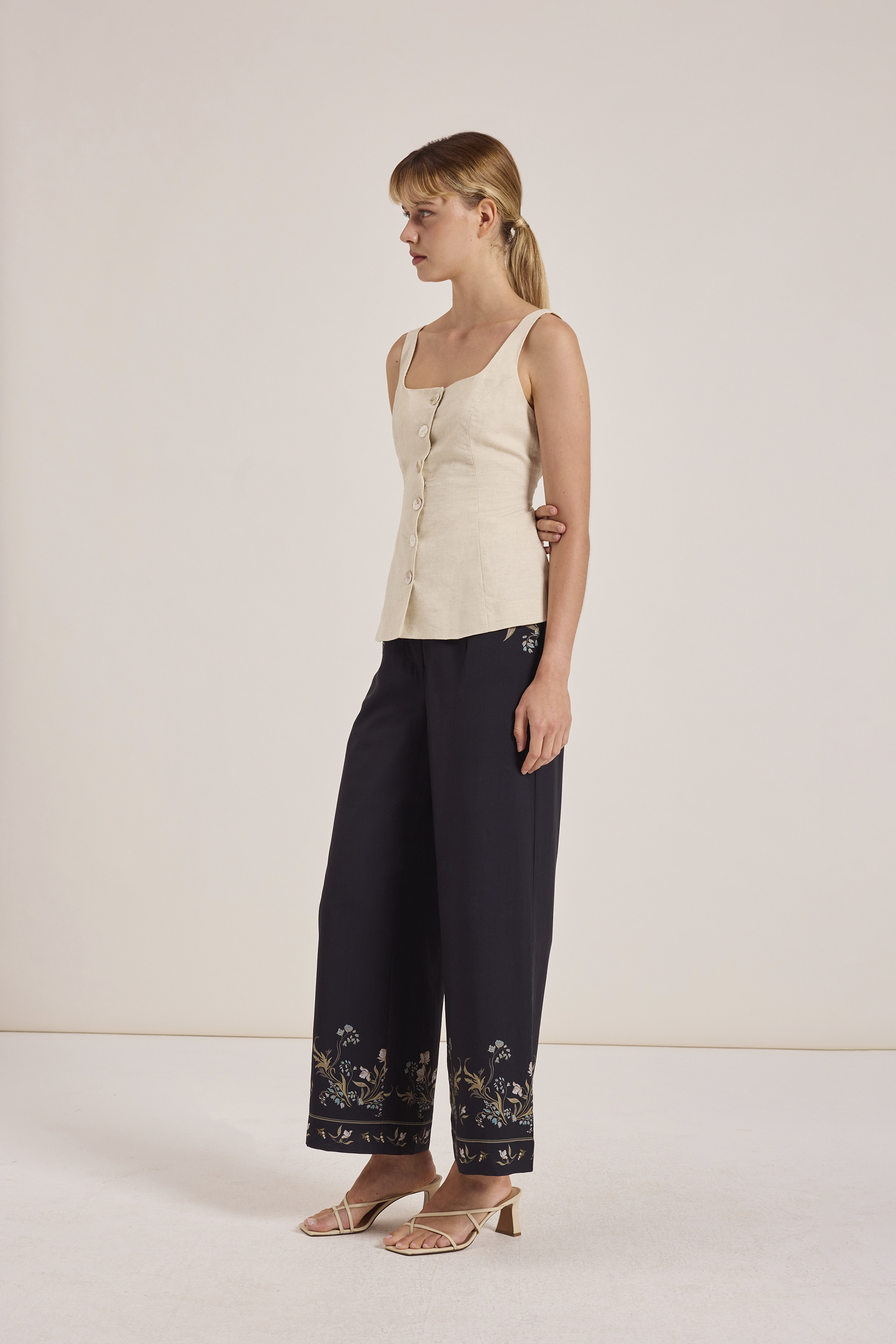 [Online Exclusive] Linen-Blend Button-Down Vest